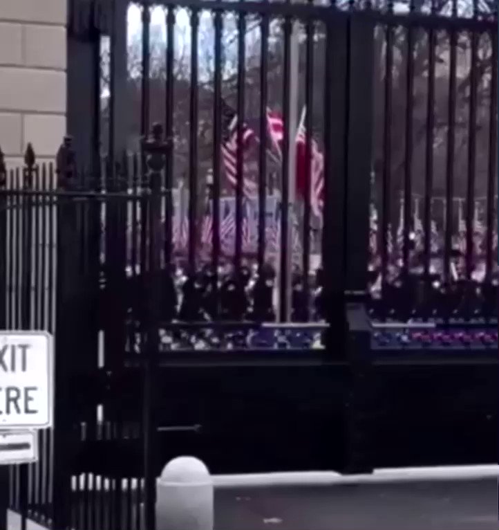 Perfect. Trump’s last day.
The Military Band right outside the White House — “Hit The Road Jack”... https://t.co/B0kXDgqggB