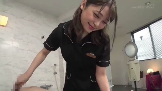 射精した後は潮を吹くことが当たり前かのように手コキを続けて、男性の顔を眺めている姿がたまらなく性癖に刺さります...!!!

 https://t.co/tWooL0sh2P