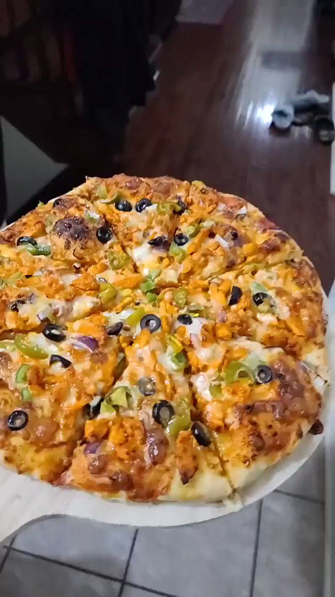 Pizza moments, made with tandoori chicken olives green peppers and much more .
#pizza
#halalpizza
#halalfood
#mycooking https://t.co/QB0UuIePNi