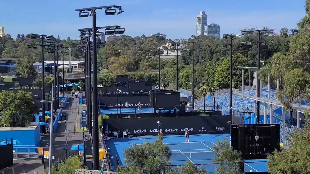 Beautiful day in Melbourne. The lucky players are on court to enjoy it!
#AusOpen https://t.co/cgDrJHyi23