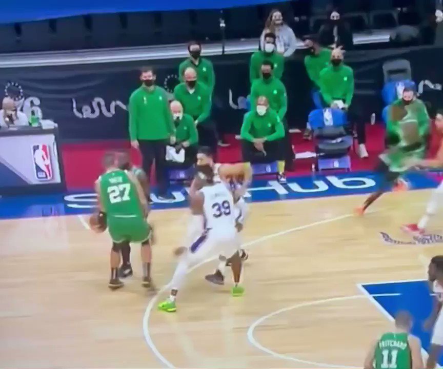 Jaylen Brown cooked Ben Simmons and hit him with the "too small." ๐
https://t.co/zJFtvb5UPT