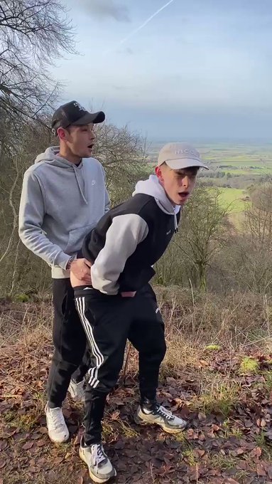 Breeding the boy half way through our walk! Country life! ?

@gaytwink0001 ? https://t.co/hMqvk6AGvu