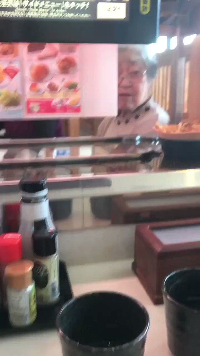 ちょっとまてえ。。。。回転ずしのポテトを勝手に食べる人
