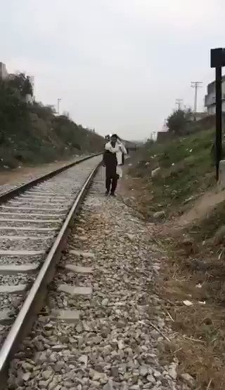 فيديو قطار يودي بحياة شاب باكستاني خلال تصويره مقطع على تيك توك