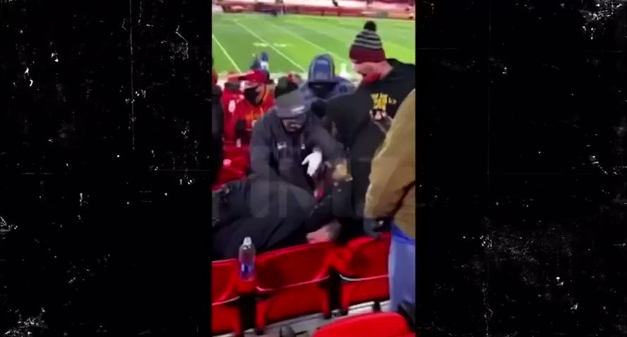 Trey Songz had the officer in a full headlock. 😭 https://t.co/Ku7KYkGxwD