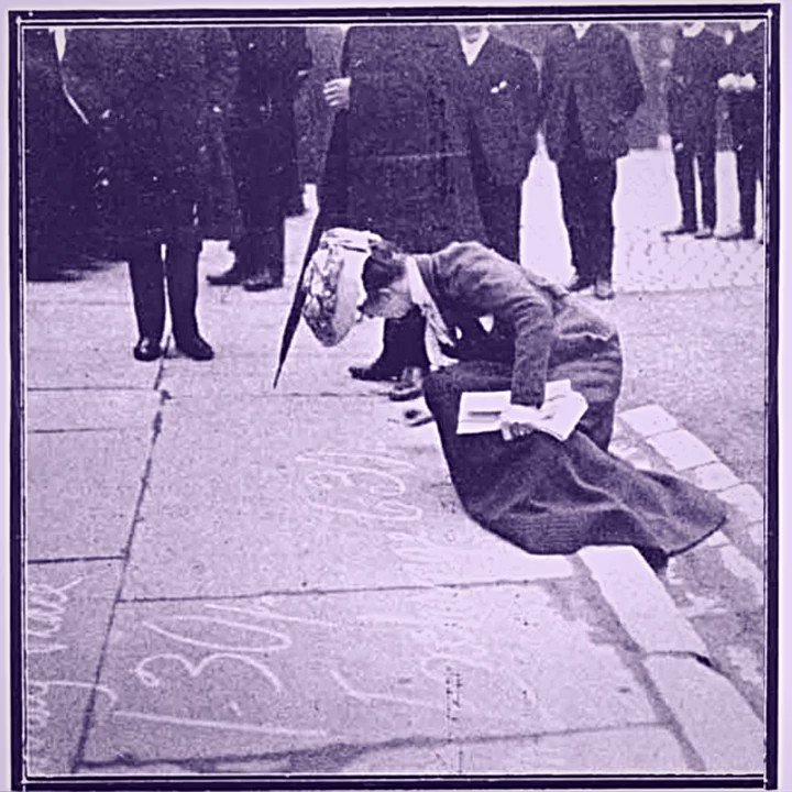 #Suffragettes used chalking 🖍️& #creative interventions to advertise their meetings & campaigns. This was a highly effective type of street performance: crowds would assemble to 'watch the announcement...develop under the hand of the chalker'.
#ChalkYourWalk2020 #inspiration https://t.co/NYU3BNXc9h