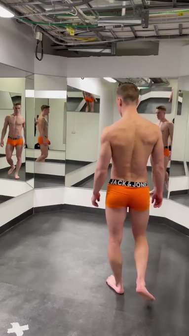 I’m definitely not a pro at flexing but this was a fun try?? #flexing #gay #butt #ass #gayguy #gayboy