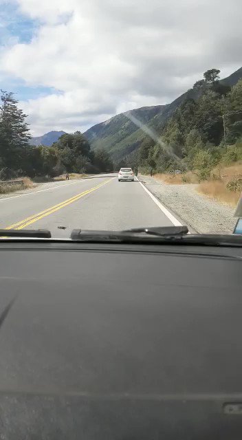 Esto fue ayer en Villa Mascardi. Acá están los delincuentes usurpadores tirando piedras porque alguien no quiso pagar peaje. Delincuentes dueños y señores. https://t.co/UKVPJ0uLIf