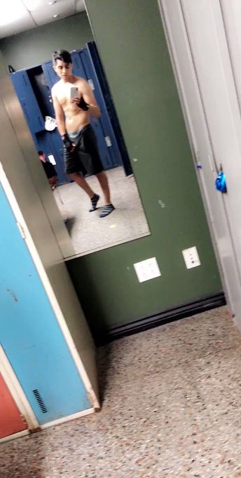 Who wants to join me in the shower after some workout?
@HotMaleStuds @JFFMen @hoscos_usa @QueerMeNow