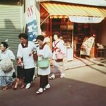 まさに古き良き時代の日本。1966年(昭和41年)東京。とある主婦の買い物風景