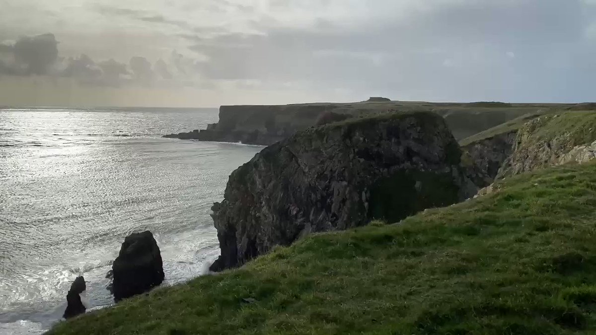 Pembrokeshire coastline between St Anne’s Head and Marloes Sands #stanneshead #marloessands #pembrokeshirecoastalpath #pembrokeshire https://t.co/4b8LmHJ6Ka
