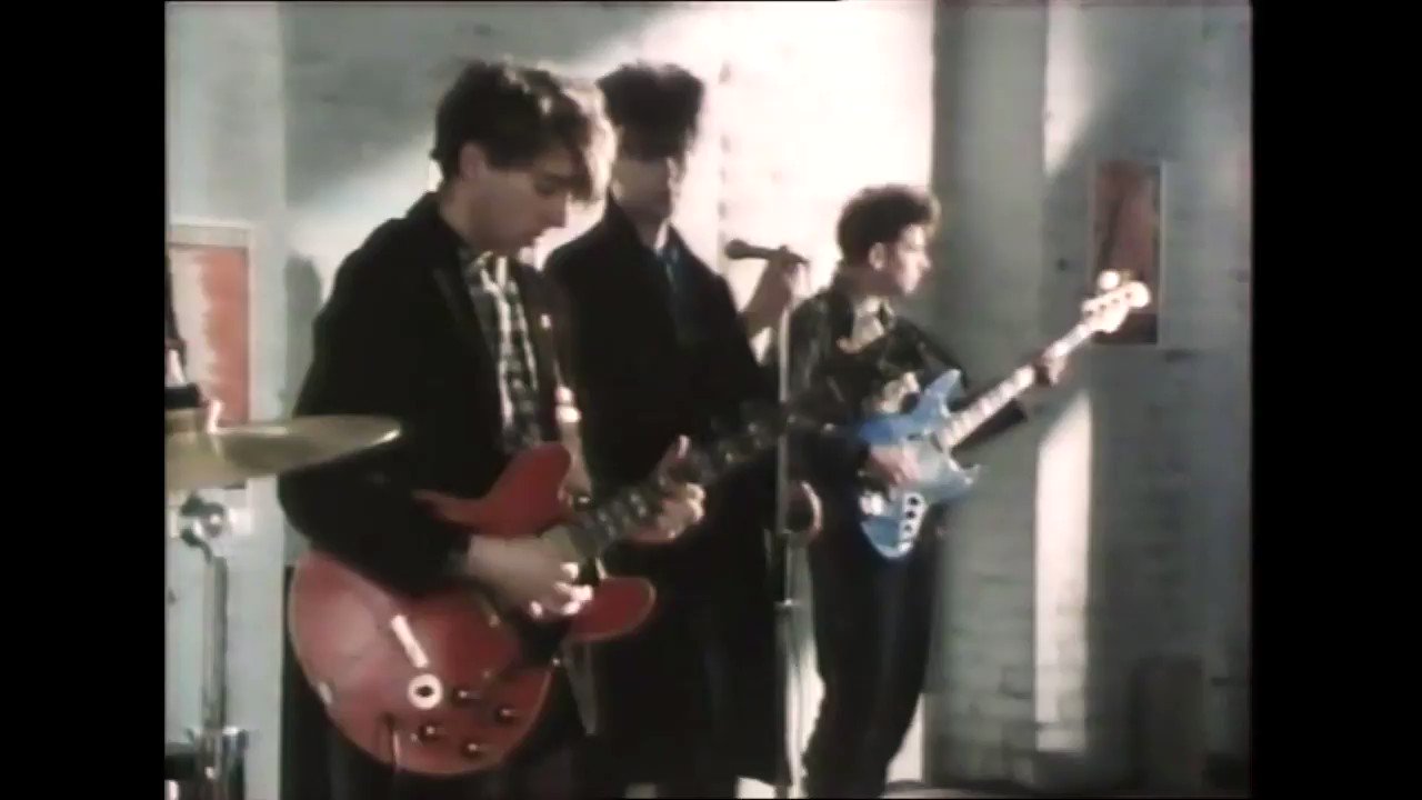 Happy birthday to the supremely cool Les Pattinson. Here are the Bunnymen with The Back of Love
