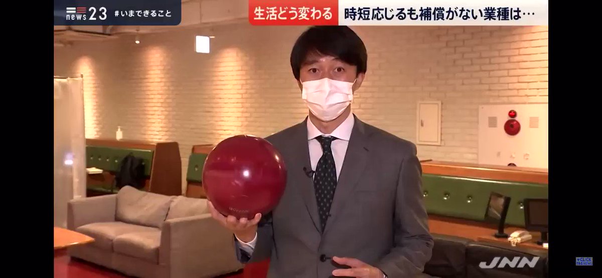 テレビ番組のリポーター、リポートしながらストライクを出してしまう!