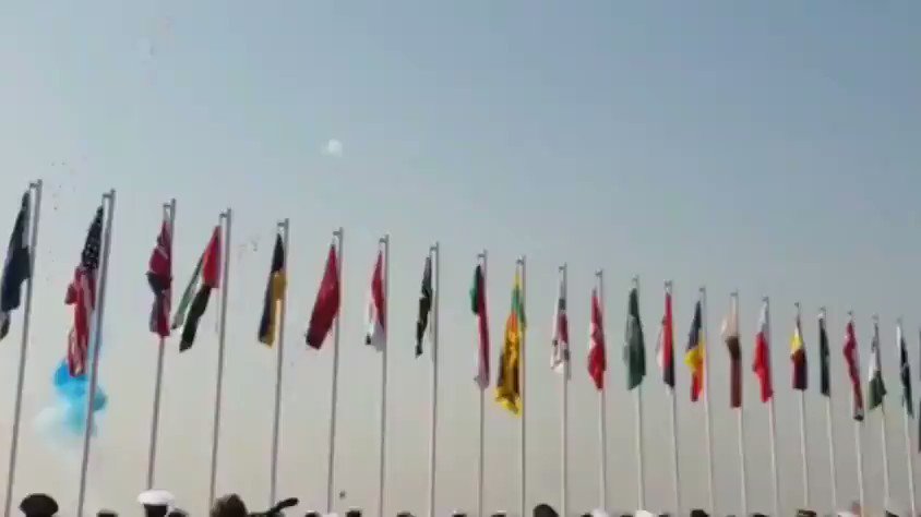 Американский флаг упал под гимн. Флаг америки. Американский флаг падает. Самый большой флаг сша разорвало надвое ударом молнии. Рваный американский флаг.