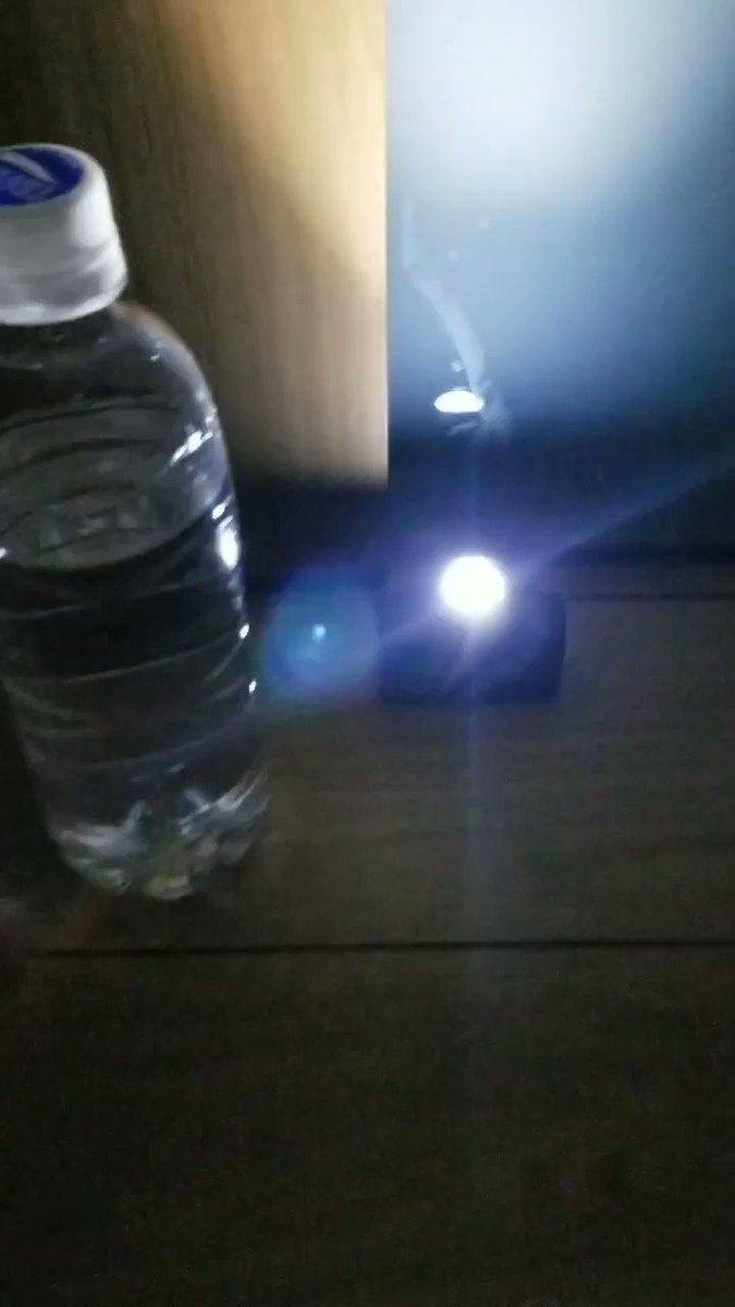 停電で困っている方へ ペットボトルに水を入れて ライトにかざすとランタンになります 中味がスポドリなら より広範囲に光ります お役立て下さい 元自より ご安全に ツイラン いま話題の人気ツイートランキング 停電で困っている方へ ペットボトルに水を入れて ライトにかざすとランタンになります 中味がスポドリなら より広範囲に光ります お役立て下さい 元自より ご安全に ツイラン いま話題の人気ツイートランキング