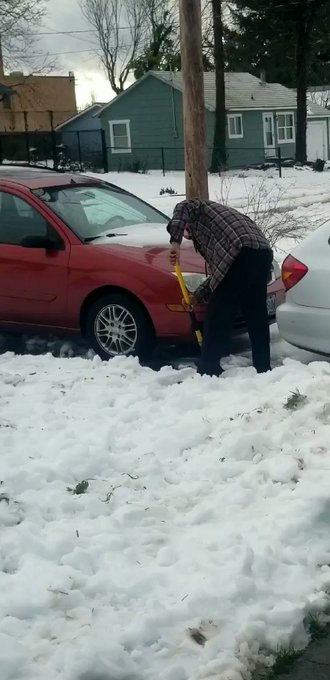 @24kbbc neighbor digging out the snow...he's gonna have to dig out something else when he's done. Look