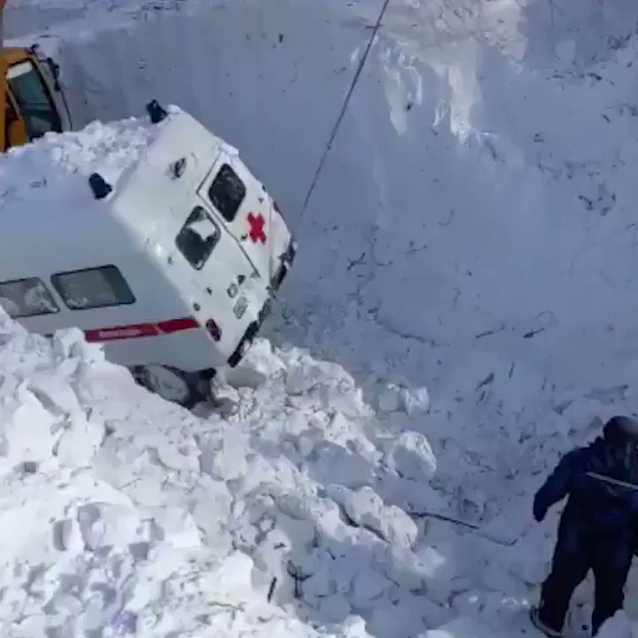 сугробы на сахалине. снег на сахалине. сахалин завалило. сахалин завалило снегом. сахалин завалило.