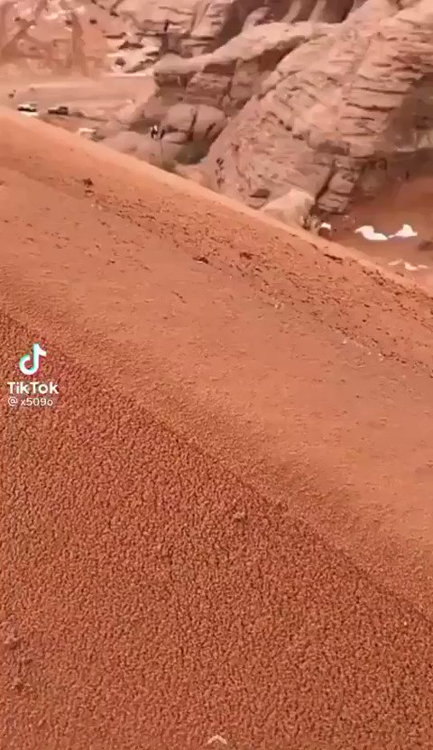الثلج تحت الرمال من أغرب مقاطع الفيديوهات التي رصدها هواة الطقس في
ثلوج مرتفعات تبوك لعام ١٤٤٢ هـ.
#يوم_الجمعه https://t.co/wxqgtK8XLp