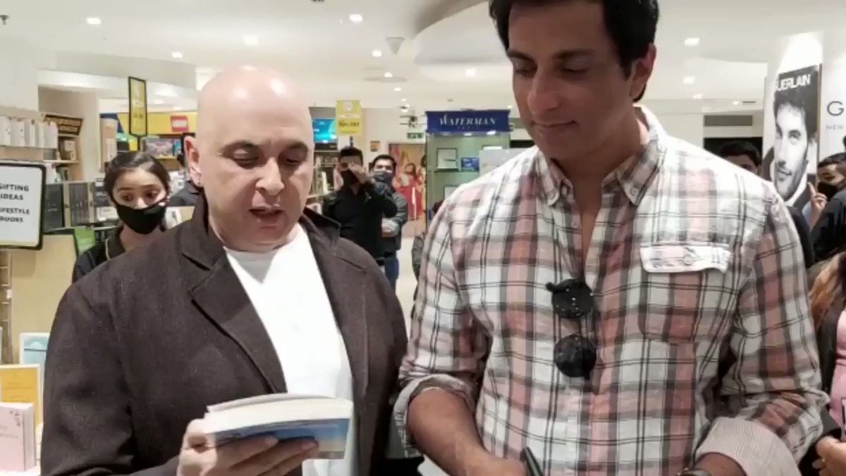 Scenes from the book signing event of ‘I Am No Messiah’ by the one and only Sonu Sood. To get your copy, visit here- https://t.co/1mqaLflxfd or call us on 1800 3000 1203.
#CrosswordBookstores #SonuSood #NewBook
@PenguinIndia @SonuSood https://t.co/dcpM0lplEt