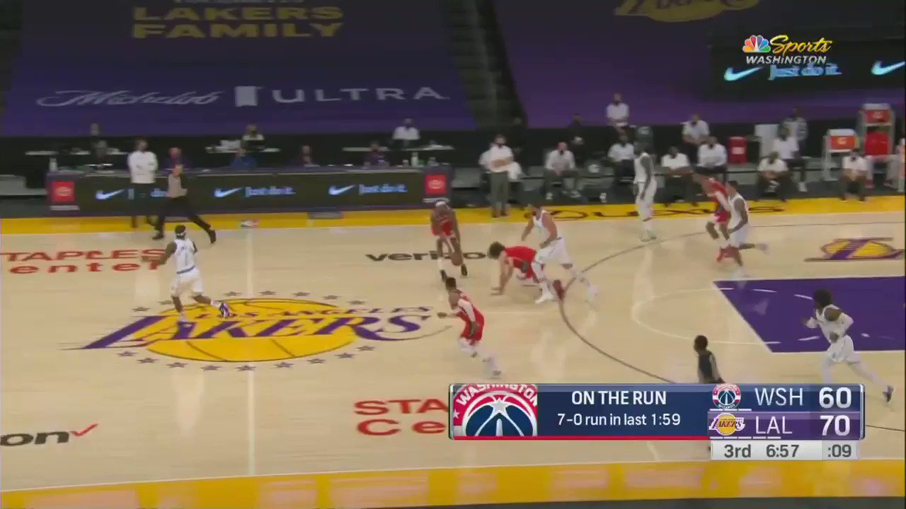 [情報] 龜龜無人防守上籃麵包喊了聲: Oh~~Shit~