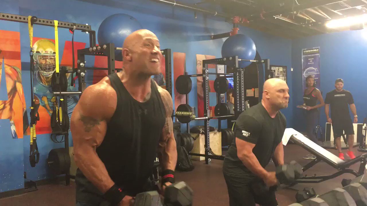 Jay Glazer im Training mit "The Rock" Dwayne Johnson nutzt den Super Patch REM von Sport Patch