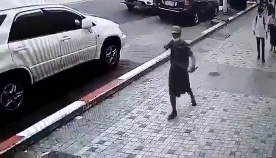 #VIDEO the CCTV footage of the civilian being stabbed and attacked by the pro-military demonstrators in downtown #Yangon today. h/t Than Lwin Khet News
#WhatsHappeningInMyanmar #Feb25Coup #Burma #Myanmar https://t.co/Byn5SOWS5a