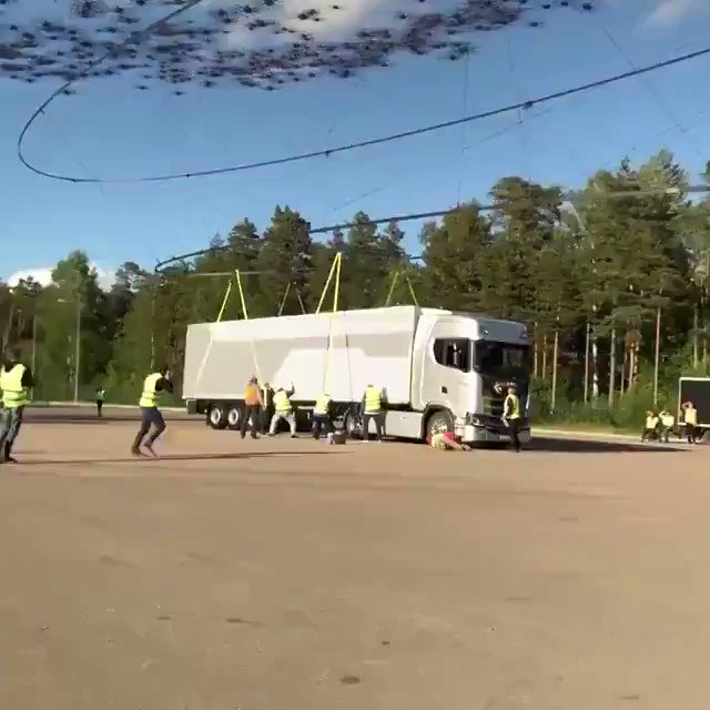 These 200 #Drones of the future might lift a 40-ton truck.
by @ScaniaGroup
#Digital #Tech #Technology #Banking #Transport #Innovation #IT
Cc: @pradeeprao_ @topcybernews @oxana_zeitler @wil_bielert @ronald_vanloon https://t.co/zZda3wX7gb