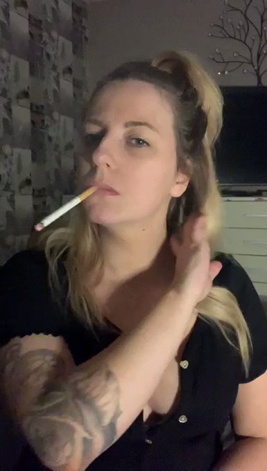 New video posted on my #onlyfans go show it some love!! #smokingfetish #hotsmoker #milf https://t.co