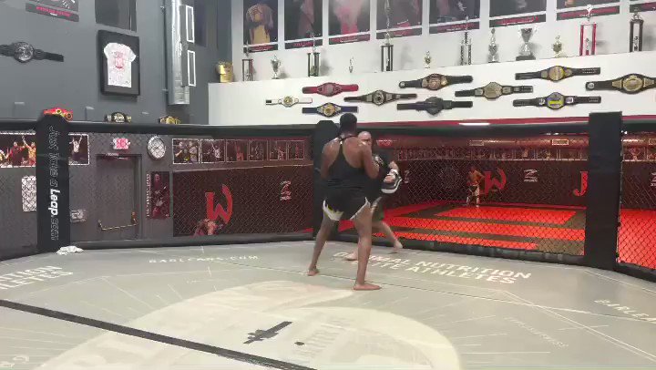 I feel like I move pretty good for a fat boy, I believe I’ll be moving at my all-time best once I actually get in shape https://t.co/qjEsXfShid