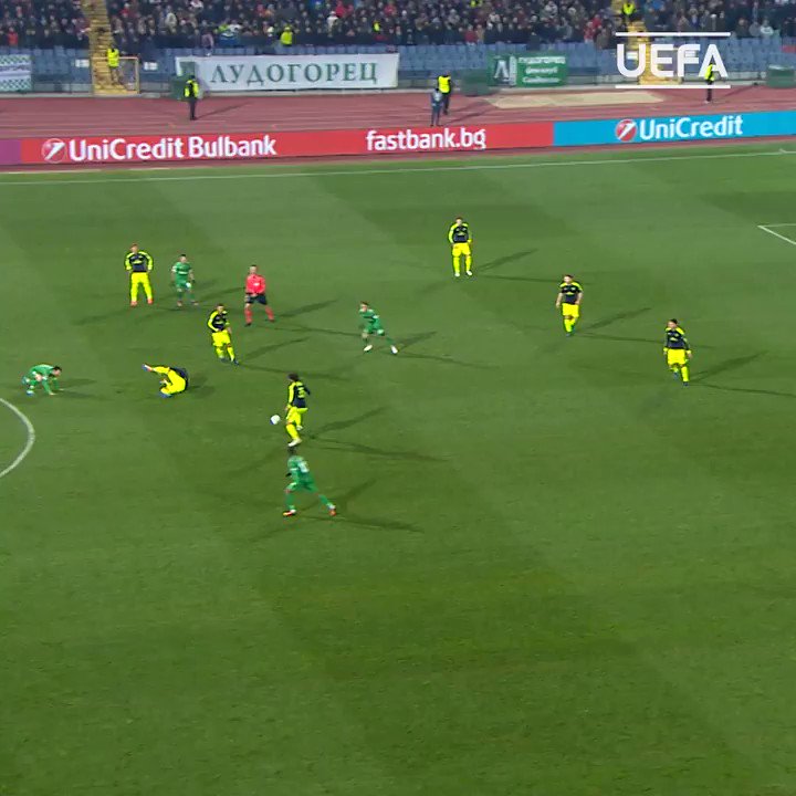 ✨ Un poco de magia para empezar el fin de semana...
Absoluta maravilla de Özil 🔮
#UCL | @MesutOzil1088 https://t.co/kxgYOvYXev