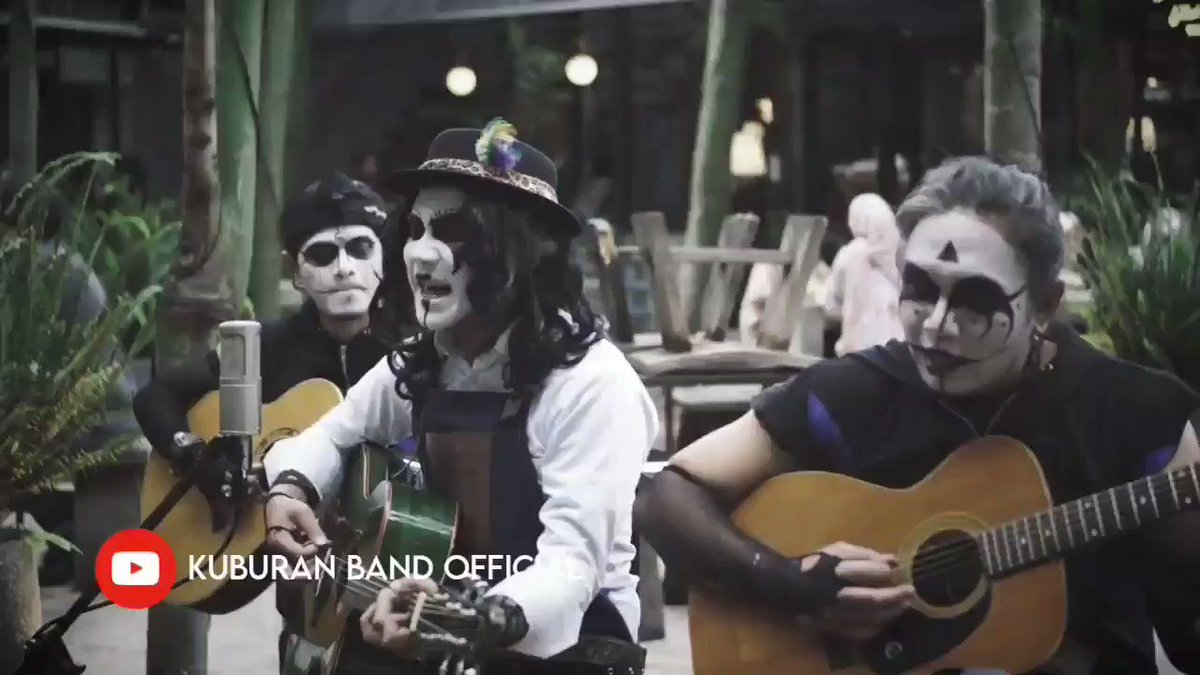 Baru tayang di Youtube nya @bandKUBURAN ... Judulnya JESIKA acoustic version...lagu yg diambil dari album pertama Kuburan band yg berjudul "the greatest hits vol. 2" 2006 dengan genre rock melayu malaysiaan. selamat menikmati sore mu 🤗 https://t.co/5UEkokCoHm