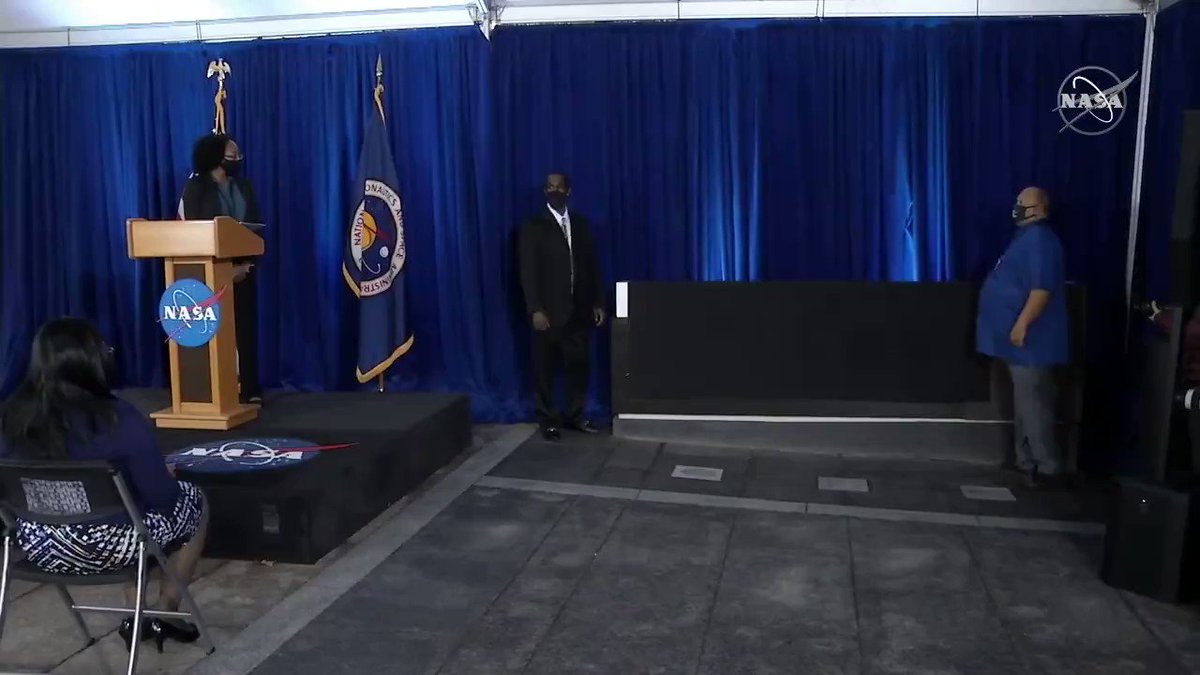 With a countdown to unveil the sign at the end of today's ceremony, @NASA_Langley atmospheric scientist Yolanda Shea presents the Mary W. Jackson NASA Headquarters building. https://t.co/dmH8TAy0HW