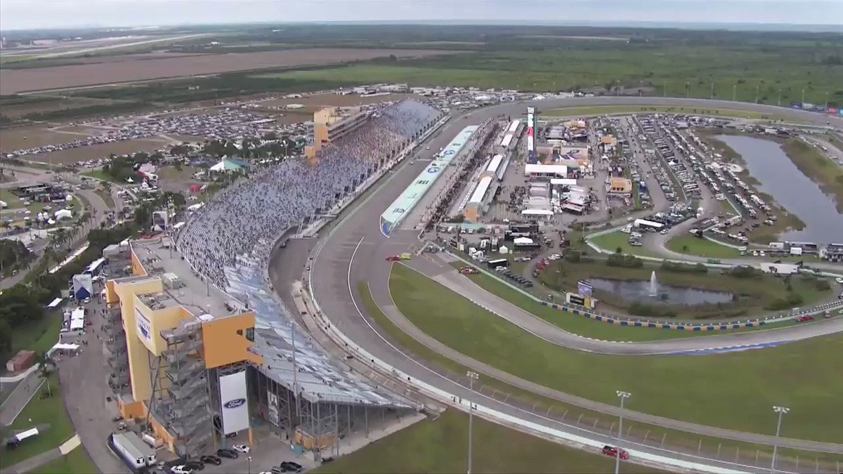 NASCAR is back in my backyard @HomesteadMiami this weekend! Flashback to when they let me give the starting command! @NASCARonFOX 3:30PM EST #NASCAR #NASCARReturns #UFC #FRM https://t.co/WS7Xu4YgMP