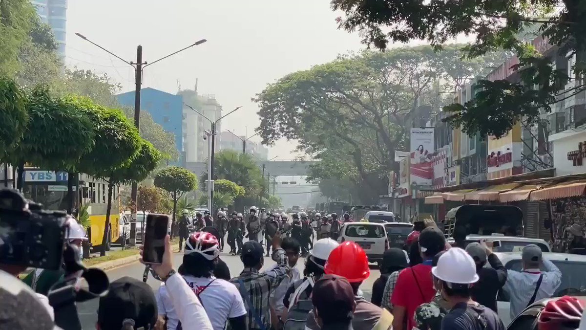 #HappeningNow police arrest some protesters in MyayNeGone of #Yangon — strikes do not step back.
#WhatsHappeningInMyanmar https://t.co/aJXJ9FuQy5