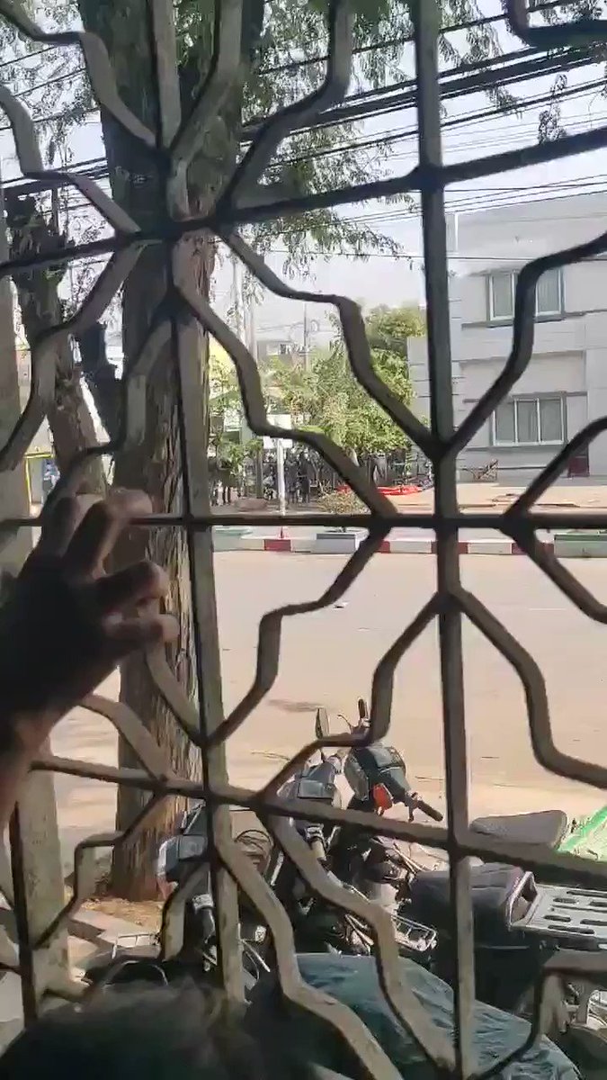 Plain clothes police and military wilding iron rods savagely beat unarmed protestors in Monwya. #Feb27Coup #WhatsHappeninglnMyanmar https://t.co/aRzgKAD5ko