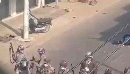 DAWEI: A soldier gives the gun to a police for like test-shooting. And when he hit a man, all celebrate happily. Today in Dawei, Tanintharyi. #MilkTeaAllianceMyanmar https://t.co/7kas3h4k5T