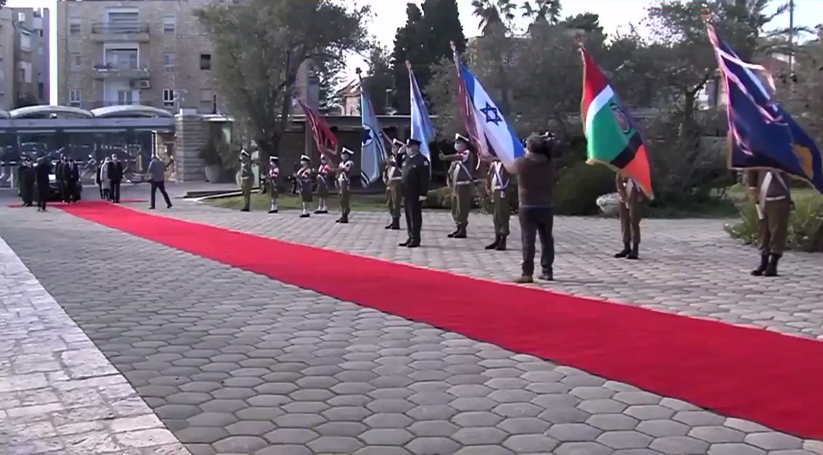 إسرائيل تغرد : لحظات تاريخية: عزف النشيد الوطني لدولة لإمارات العربية المتحدة في المراسم الرسمية لاستقبال السفير ال…