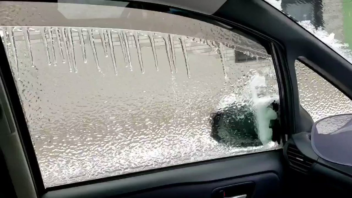 こんなこと初めて…車の窓を開けたら氷が窓ガラスのようになっていた！