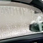 こんなこと初めて…車の窓を開けたら氷が窓ガラスのようになっていた!