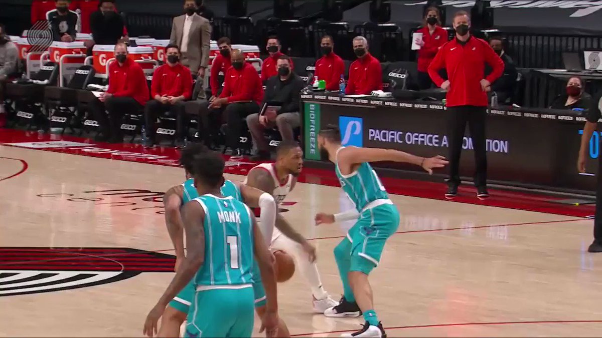 Stepback... buckets! ๐ฏ
Dame (20 PTS, 5 3PM) closes out the 3rd quarter in style on NBA TV! https://t.co/GvukLDbygZ