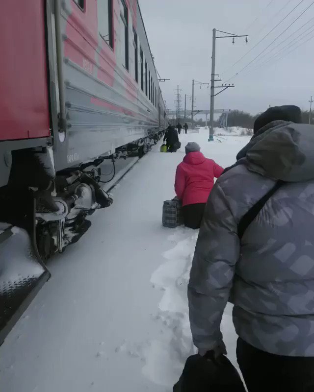 памятка при снегопаде. трехметровые сугробы. люди по пояс в снегу поезд. катастрофы поездов в 2022 в мире. вагонные составы словно проваливались в метель.