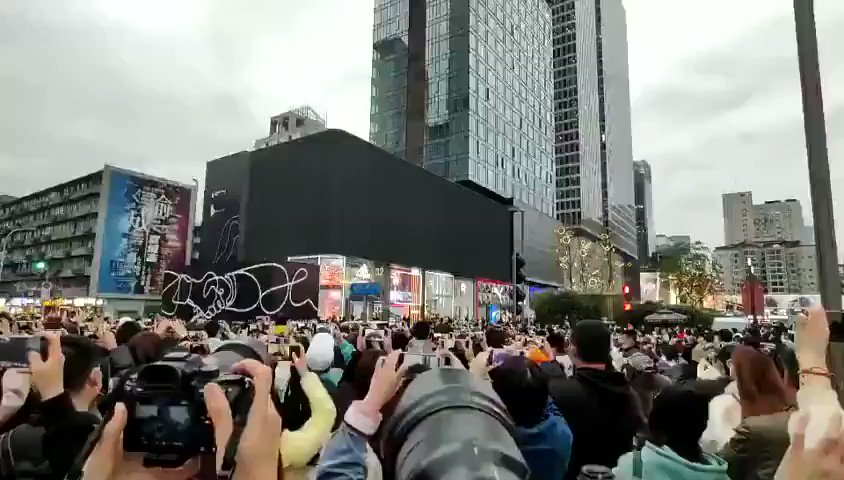 Disruptive outdoor #advertising! ๐
#AI #VR #AR #Marketing @alvinfoo
@chboursin @mvollmer1 @NevilleGaunt @DrJDrooghaag @JoannMoretti @PawlowskiMario @MargaretSiegien @labordeolivier @CurieuxExplorer @Dahl_Consult @Hana_ElSayyed @ShiCooks @LoriMoreno @JeroenBartelse @anand_narang https://t.co/u3M86CTMzD