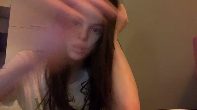 Applause to happy girl pls guys https://t.co/0muFRuEnsM