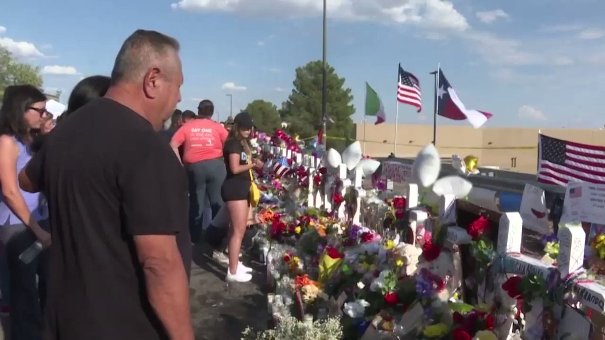 Aunque el terrorismo de extrema derecha ha existido durante décadas, se ha intensificado recientemente y resurgido como un moviemiento transnacional. El Dr. Hans-Jakob Schindler lo atribuye a la difusión de teorías falsas como el “Geniocidio blanco”: https://t.co/WEatFKdMwo https://t.co/osyhpGdEcp