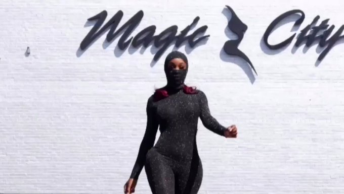 Magic city tonight 🆙 link in my bio 👅 https://t.co/BFMUoI83gK<a href="/tag/balenciaga"class="tags"><span>#balenciaga</span></a>