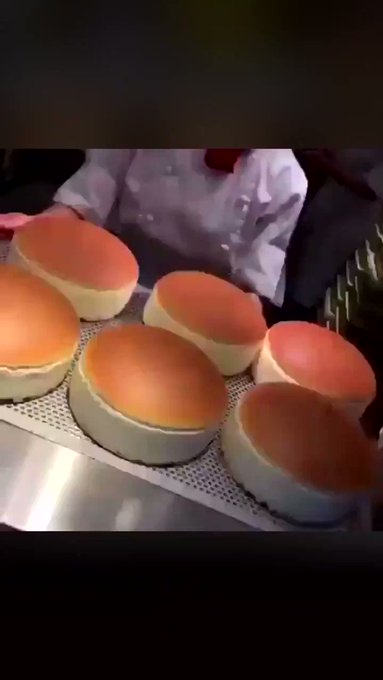 大阪府にあるお店 りくろーおじさん のふわっふわのチーズケーキ お取り寄せできます いつも大行列ができる大人気のチーズケーキです 大阪府にあるお店 りくろーおじさん のふわっふわのチーズケーキ お取り寄せできます いつも大行列ができる大人気のチーズケーキです