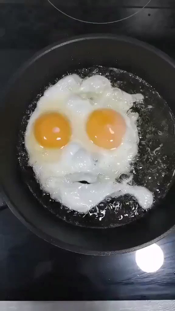 何を伝えようとしているの？口をパクパクさせる、目玉焼き。