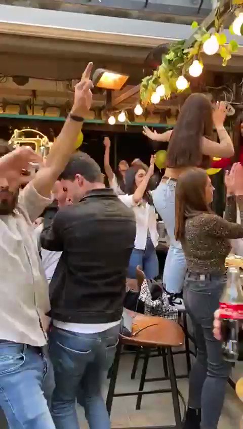 Israelenses comemorando o “fim” da pandemia da covid-19 no país, mais de 70% da população vacina. MUITO GATILHO ESSE VÍDEO. https://t.co/dKfVyaI8a8