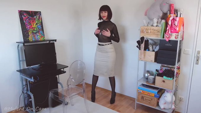 An outtake from a recent shooting😉

#sexysecretary #pencilskirt https://t.co/ieF56qL63q