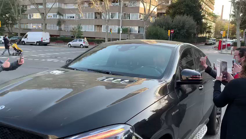 لحظة وصول ميسي إلى كامب نو من أجل حضور حفل تنصيب خوان لابورتا رئيسًا لبرشلونة